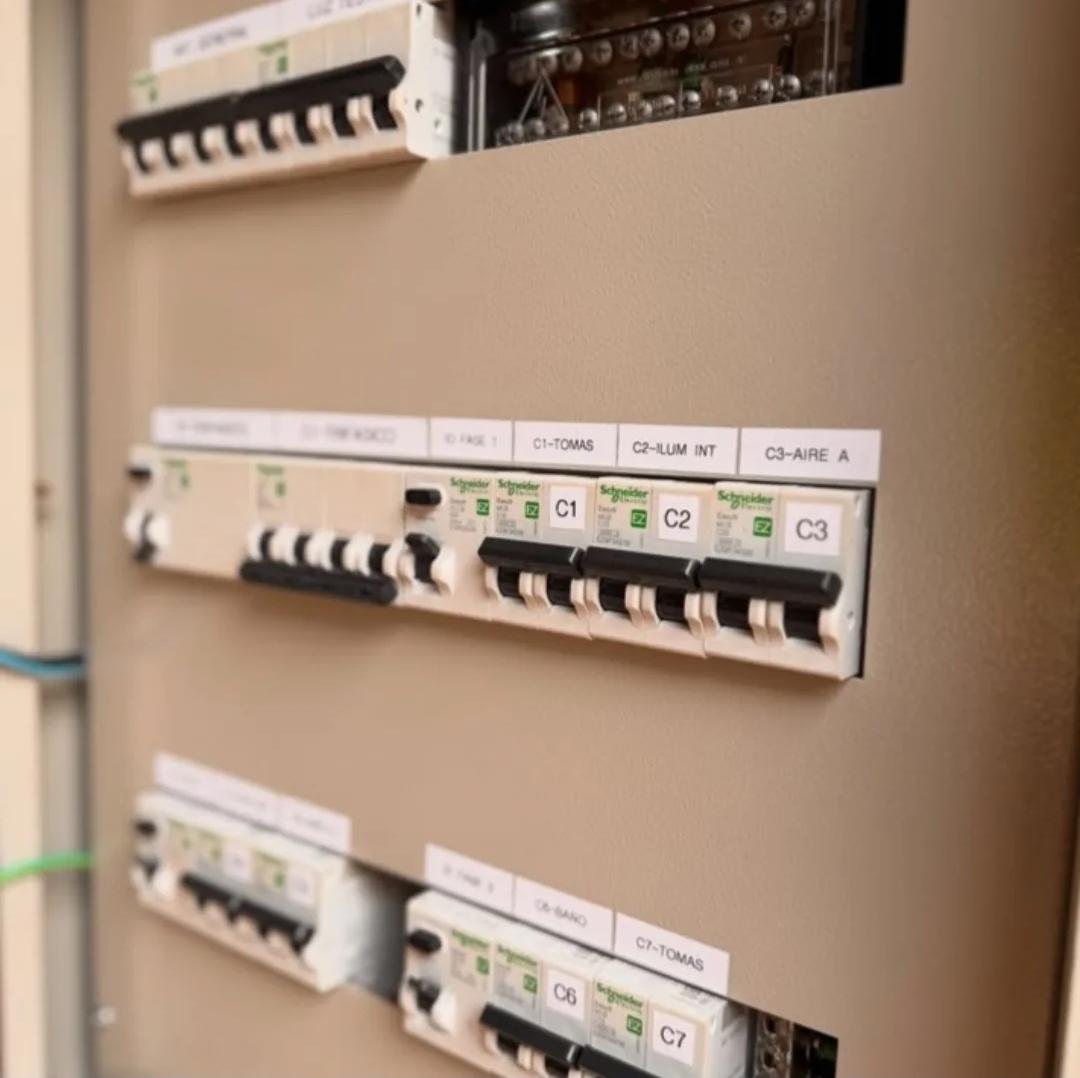 Trabajo de electricidad en La Plata - 18
